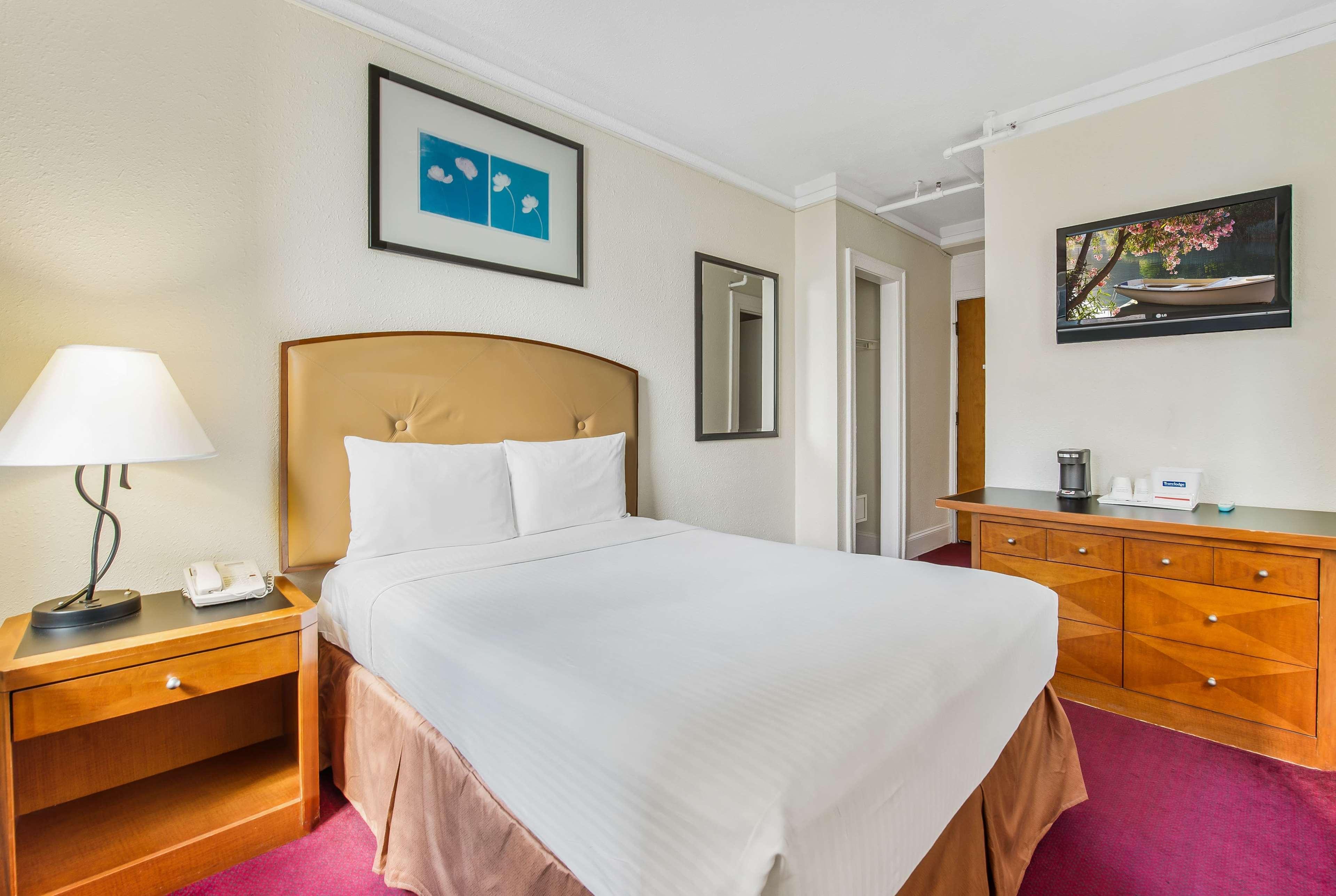ทราเวลลอดจ์ บาย วินด์แฮม ดาวน์ทาวน์ ชิคาโก Hotel ภายนอก รูปภาพ